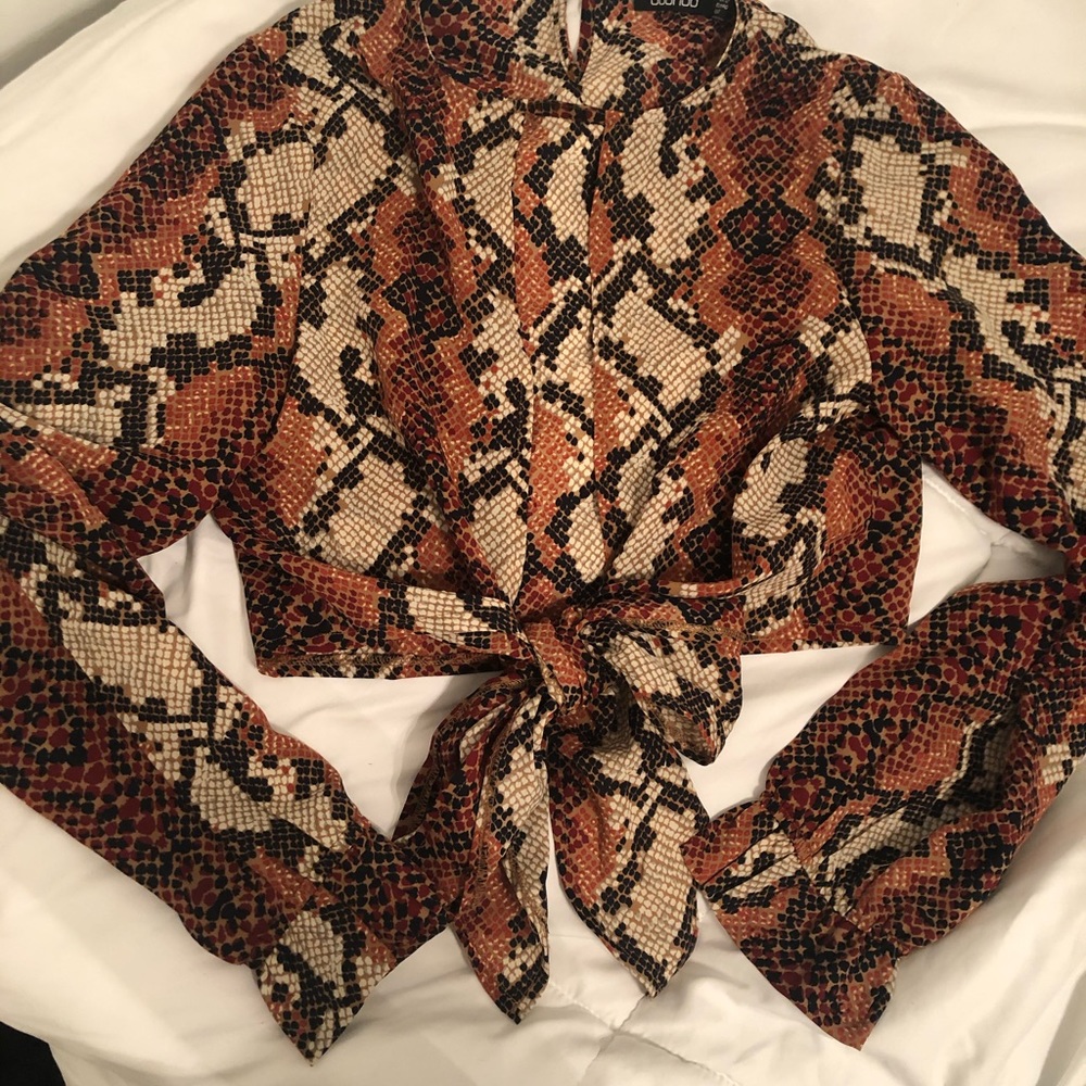 Boohoo  snakeskin crop top tie in front